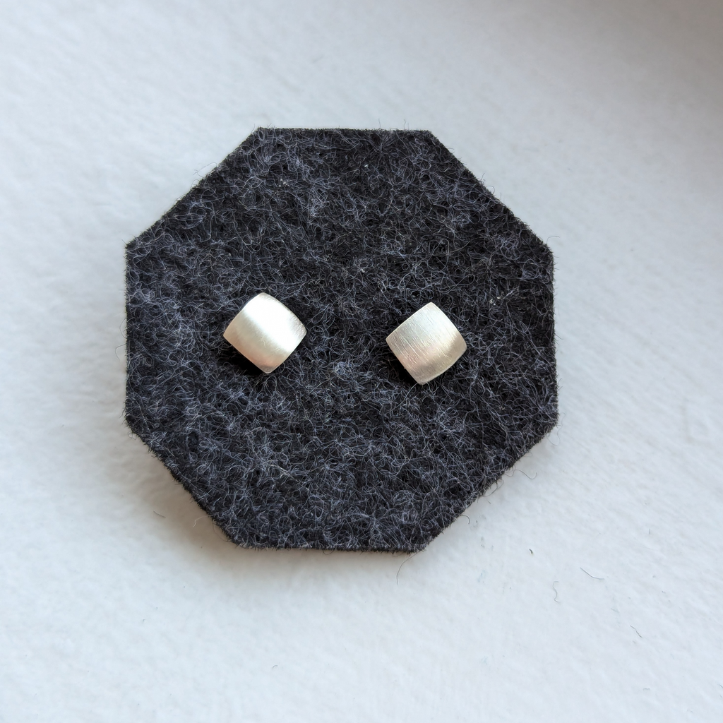 Med domed square studs